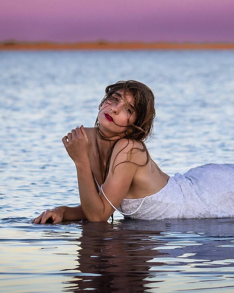 🦩
PH/ @loickervignac

#arles #camargue #france #sunset #sunsetphotography
#model #mannequin #dancer #balletdancer #dancerpose instagr.am/p/CmRdCSrNiHs/