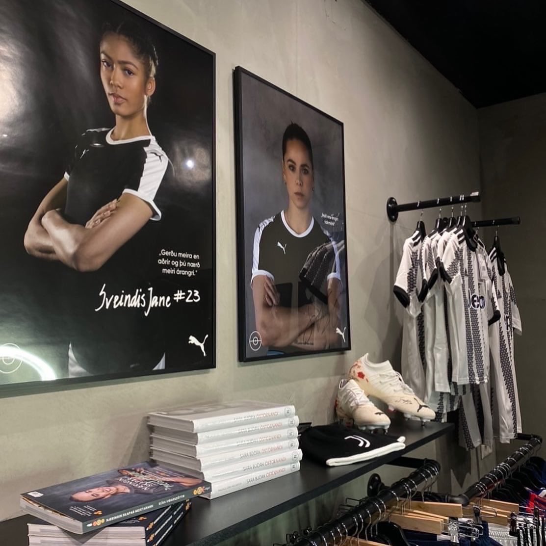 huldamyrdal's tweet image. ”Ekki gera þetta því treyjur af knattspyrnukonum hafa aldrei selst. Það hefur enginn áhuga”
Við sáum engan í treyju merktri knattspyrnukonu árið 2020.Það voru engin plaköt til af 🇮🇸knattspyrnukonum.

Við ákváðum að breyta því🥰
Sjáumst í Faxafeni 10🫶🏼
#fotboltinet