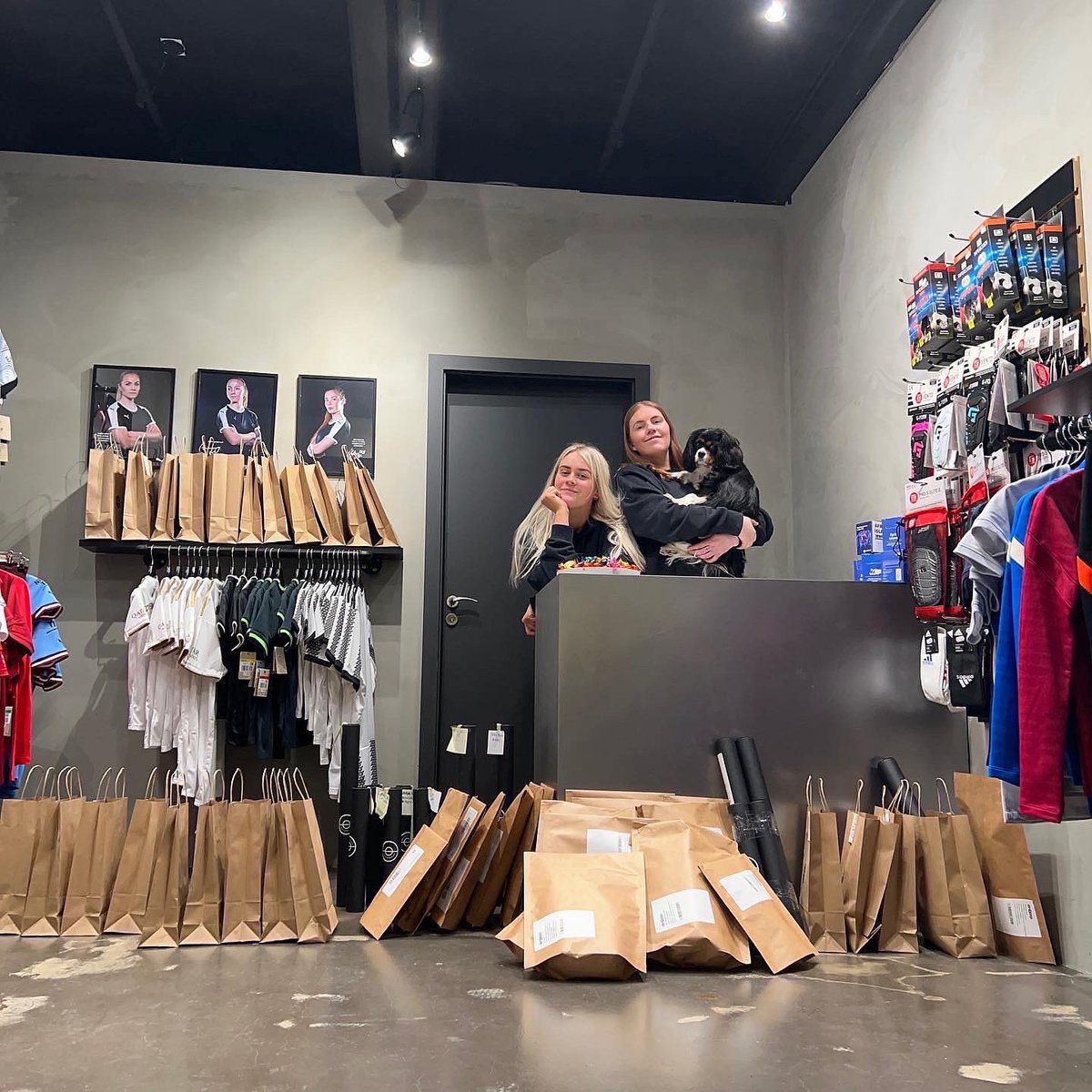 huldamyrdal's tweet image. ”Ekki gera þetta því treyjur af knattspyrnukonum hafa aldrei selst. Það hefur enginn áhuga”
Við sáum engan í treyju merktri knattspyrnukonu árið 2020.Það voru engin plaköt til af 🇮🇸knattspyrnukonum.

Við ákváðum að breyta því🥰
Sjáumst í Faxafeni 10🫶🏼
#fotboltinet