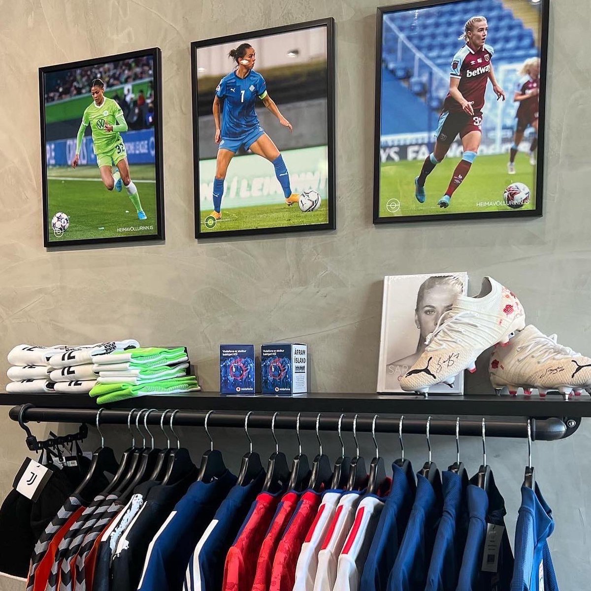 ”Ekki gera þetta því treyjur af knattspyrnukonum hafa aldrei selst. Það hefur enginn áhuga”
Við sáum engan í treyju merktri knattspyrnukonu árið 2020.Það voru engin plaköt til af 🇮🇸knattspyrnukonum.

Við ákváðum að breyta því🥰
Sjáumst í Faxafeni 10🫶🏼
#fotboltinet