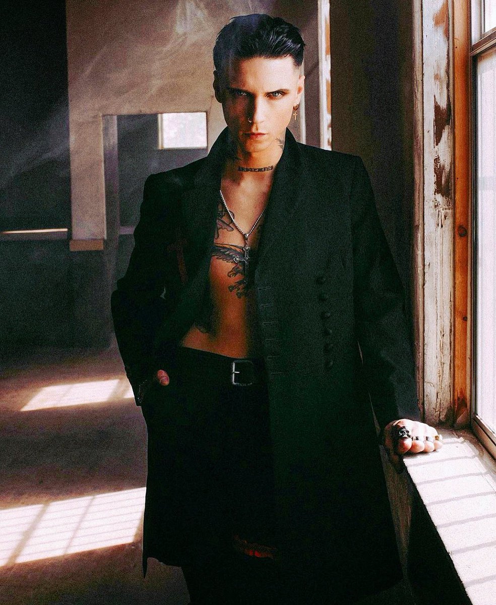 JoshuaShultz's tweet photo. Photo shoot with musician and actor @andyblack shot on film. It’s incredible what you can do with natural light and the right film stock. #makeup @nikkinouvelle #styled by Andy. #film #filmphotography #andyblack #kodak #joshuashultz #35mmfilm #blackveilbrides https://t.co/ul2rCBKSge