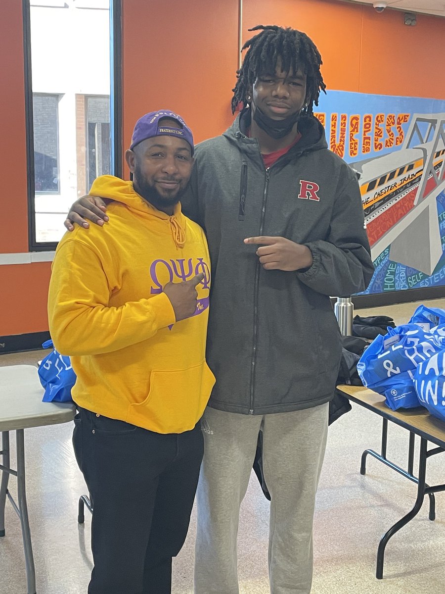 Highly Recruited, Dominic Toy captured doing community service with the men of (Epsilon Pi) Omega Psi Phi. @4pf_dom @DCoachBell