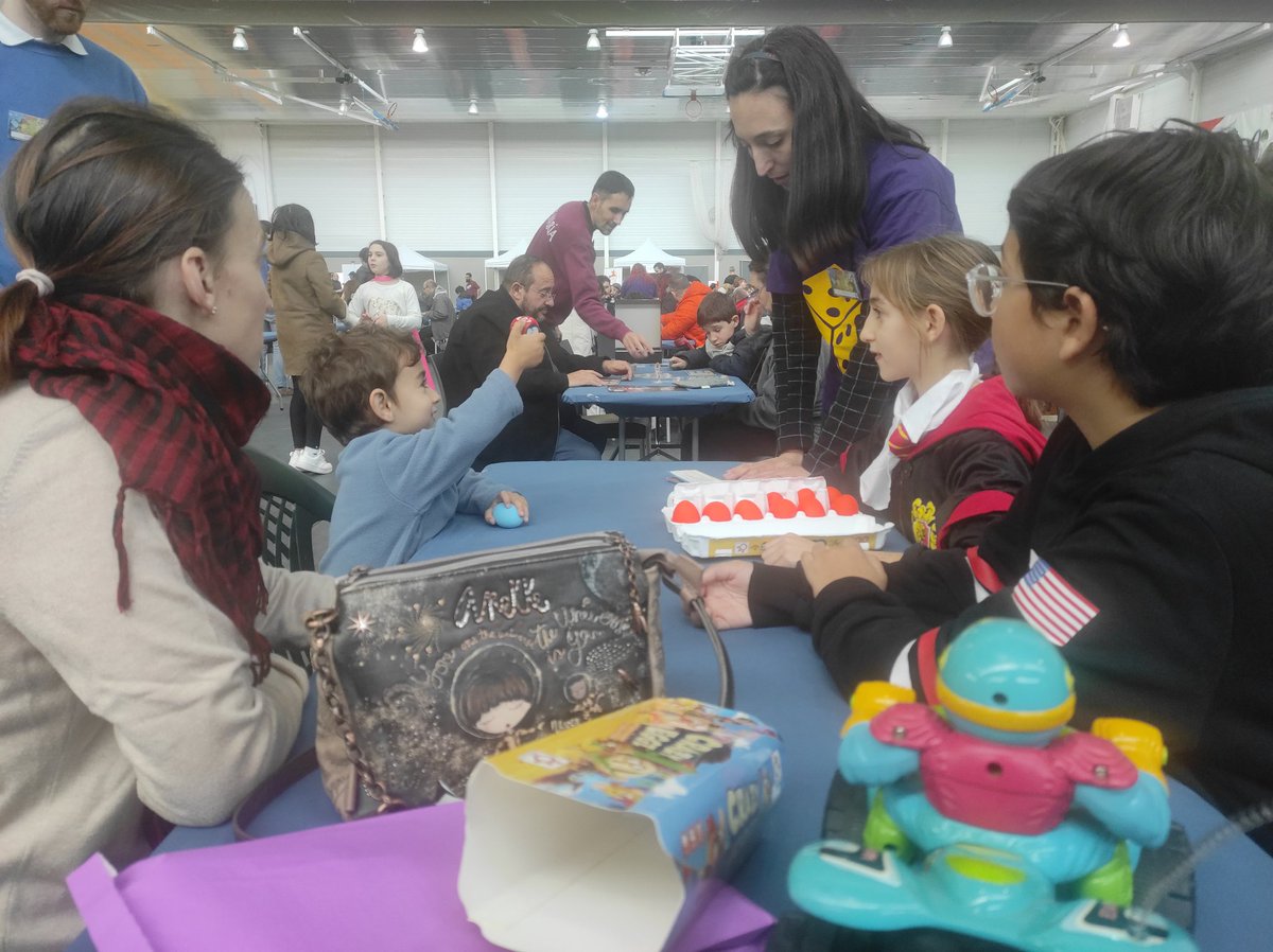 Yebernalia's tweet photo. Y los juegos de @Mercurio_Juegos como #CrazyEggz que ha entusiasmado a minijugones durante la explicación del juego! https://t.co/EVqiFYior8