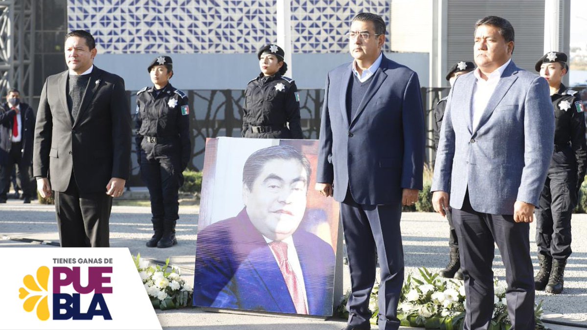 Gob_Puebla's tweet photo. Tras encabezar un toque de silencio en honor a @MBarbosaMX, el gobernador @SergioSalomonC destacó que Puebla no es territorio fértil para la proliferación delincuencial y quien intente iniciarla, se topará con la férrea resistencia de la @SSPGobPue y la sociedad. https://t.co/r5pIkoLNK7