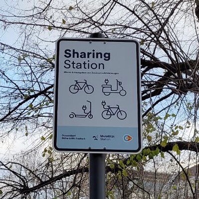 Sprechfähig auch bei 0 Grad. 
Seit kurzem gibt es nun auch in unserem Stadtbezirk die erste Mobilstation. Die in DUS verfügbaren Sharing-Amgebote sowie Fahrradabstellanlagen sind dort vereint. Tolle Orte für eine Verkehrswende. Tipp: Die Mobilstation in der Bachstraße in der SG3.