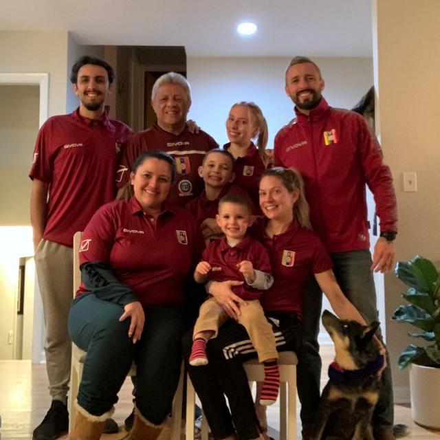 JaimeRicardoG's tweet photo. La unica camiseta que me mueve la pasión es LA VINOTINTO. Me inspira sensaciones viscerales y nubla mi ecuanimidad. Nunca ha estado en un Mundial. Y como a todos nos ha pasado, terminamos sintiendo admiración y simpatía por otras selecciones. De allí a "ligar" otros países... https://t.co/TeDzNcVpAt