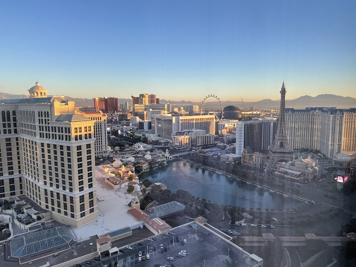 VolinBen's tweet photo. Update: Currently not snowing in Vegas https://t.co/KNn1gpNLVu