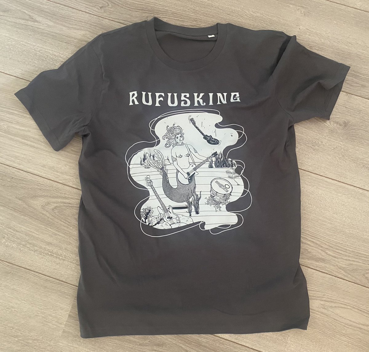 Rufusking 5 Years | Very limited edition ‘Mermaid T-shirt’ available on our Bandcamp! Check it out: rufusking.bandcamp.com/merch/rufuskin… Design: Puck Hofwegen #merch #tshirt @Bandcamp @CruelHorizon @ITHERETWEETER1 @dorner_martina @cooltop20 @RadioTfsc @dizzypandamusic @Pablo_Rocksey_M