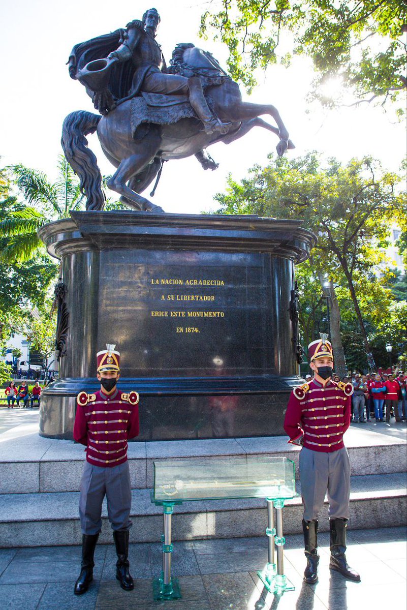 En la Plaza Bolívar de Caracas recordamos al Padre de la Patria, cuya siembra se produjo el 17 de diciembre de 1830.

Su legado, su pensamiento, siguen vivos en nosotros, los venezolanos y venezolanas.

Hombre inmortal, hijo de Caracas, orgullo de nuestra Patria #BolívarInmortal