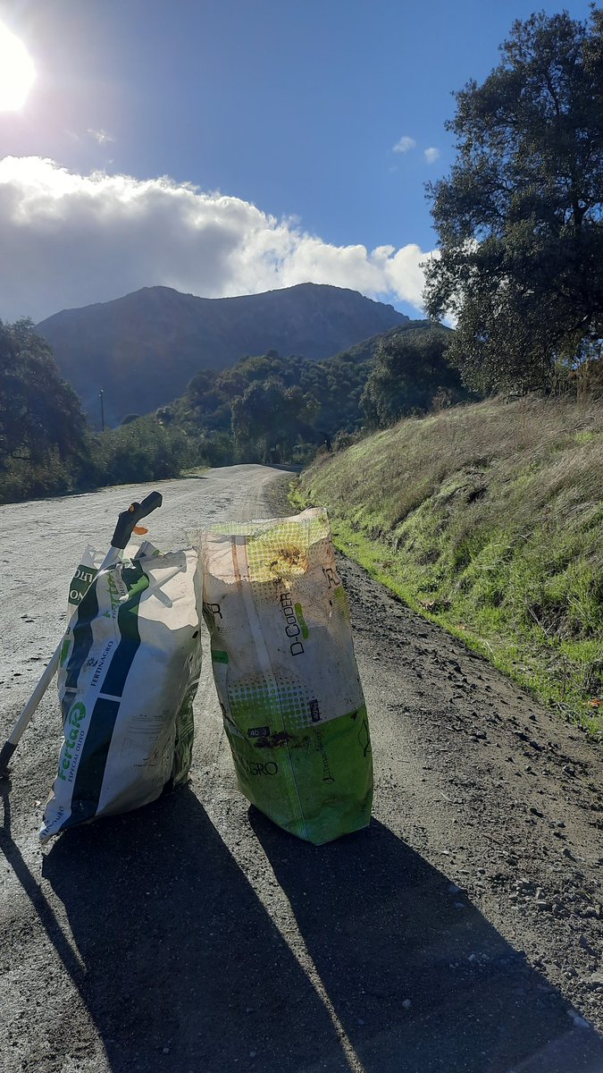 RCamachoLp's tweet photo. Verter a un arroyo resíduos agrícolas no debería "salir gratis". Es la segunda vez que en un año los retiro del mismo lugar. Algún agricultor de la zona tiene poca o más bien ninguna conciencia ambiental. Daré traslado de los hechos a @guardiacivil
@turismodepriego 
@ecologistas https://t.co/mgzWGUhv9w
