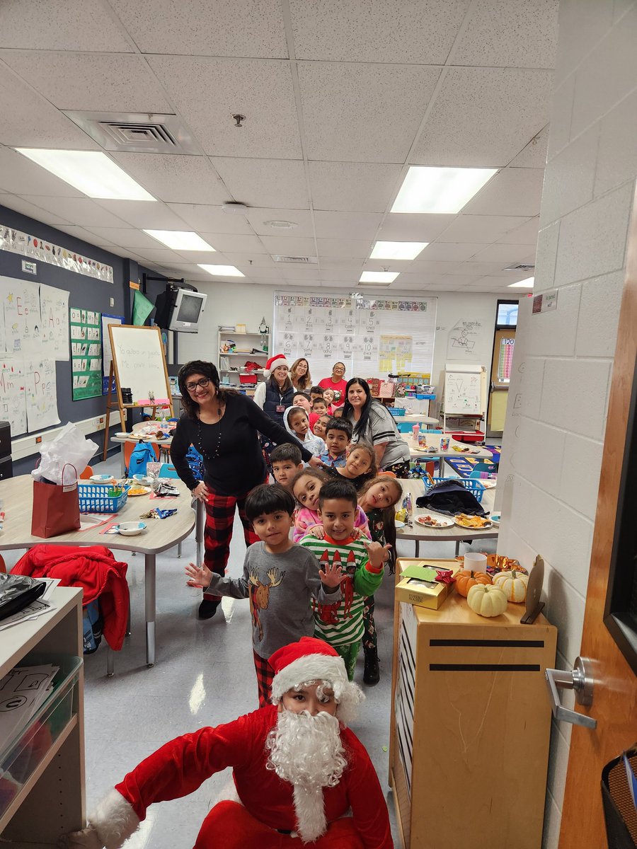 TRICIAORTIZ19's tweet photo. Thank you Dual Languge Team for your hard work and fidelity to our DL Model. We are closing out 2022 with a successful implementation of 50/50 two way immersion program. Rest and enjoy your holiday break! 🎄🎅 @Innovate_EISD @ROOSEVELTELEMS @JRod_EISD @EISDofSA @DrH_OnTheEdge https://t.co/4vFYIqbtzO