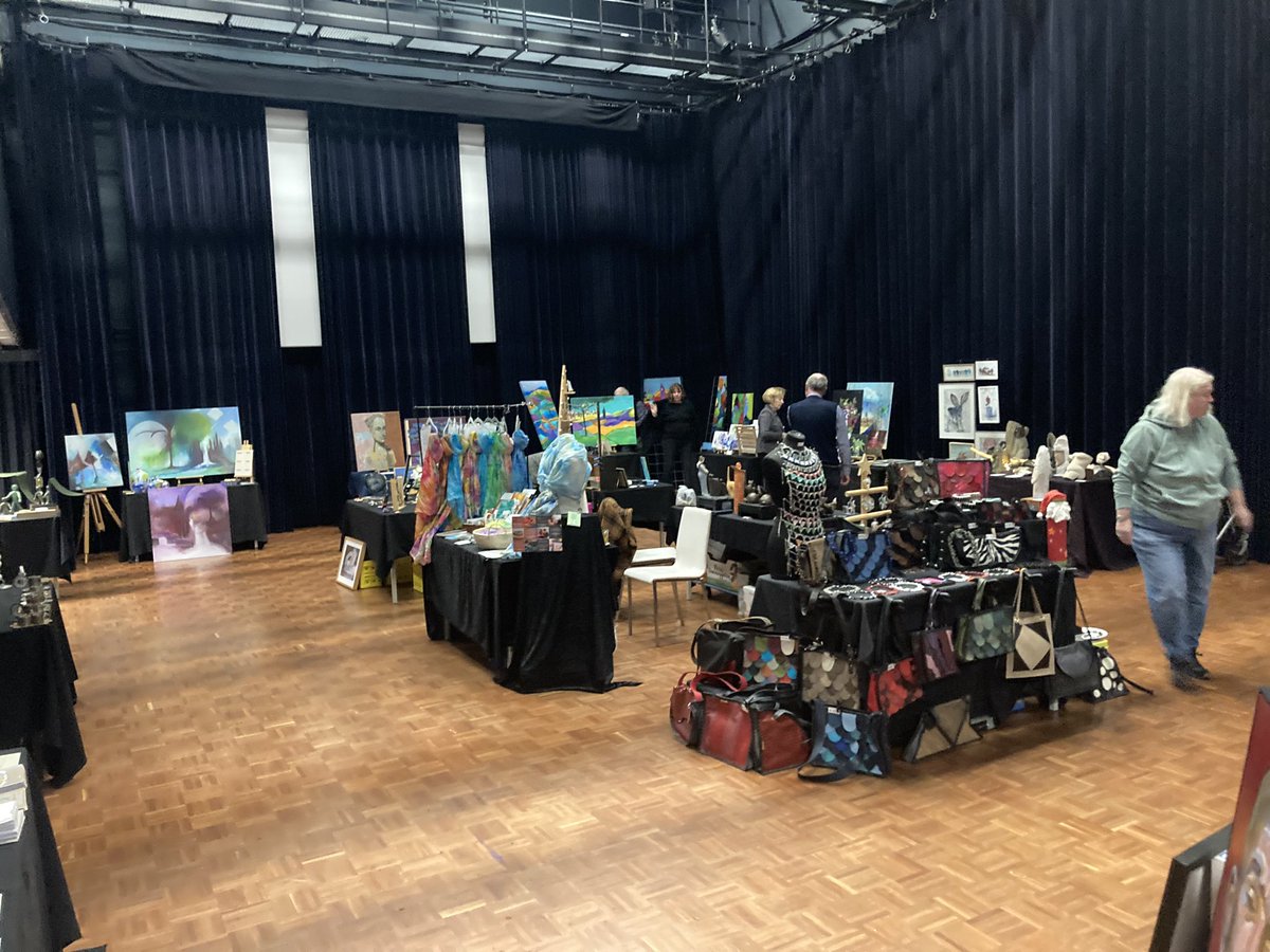 Vanmorgen Winter Art Fair in <a href="/IsalaTheater/">Isala Theater</a> mogen open en vanmiddag onthulling Social Sofa in <a href="/Capelle_IJssel/">gemeente Capelle aan den IJssel</a> <a href="/KunstkringCapel/">Kunstkring Capelle</a> . Mooi dat Cultuur voor jong en oud tot mooie samenwerkingen leidt!