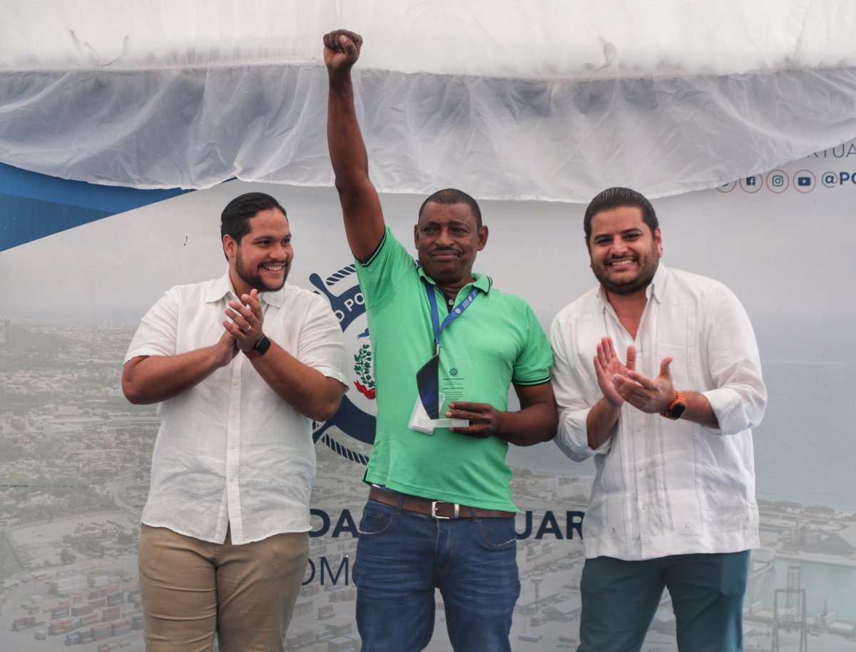 AlanChecoAlonzo's tweet photo. Ayer en la celebración de nuestro 52 aniversario de @PortuariaRD realizamos varias actividades donde reconocimos el trabajo que han venido realizando alguno de nuestros colaboradores y quienes son parte esencial de esta gestión encabezada por @jeanluisrj https://t.co/6PMlObWkxX