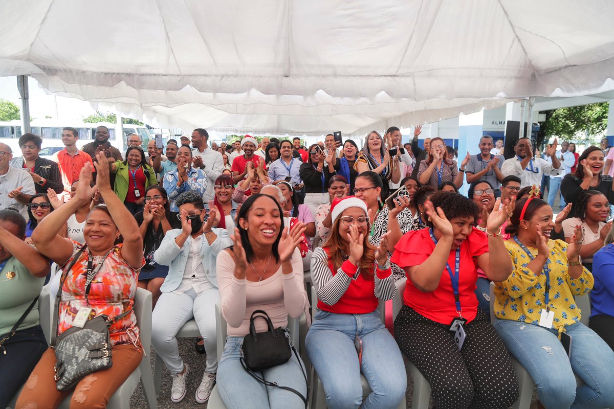 AlanChecoAlonzo's tweet photo. Ayer en la celebración de nuestro 52 aniversario de @PortuariaRD realizamos varias actividades donde reconocimos el trabajo que han venido realizando alguno de nuestros colaboradores y quienes son parte esencial de esta gestión encabezada por @jeanluisrj https://t.co/6PMlObWkxX
