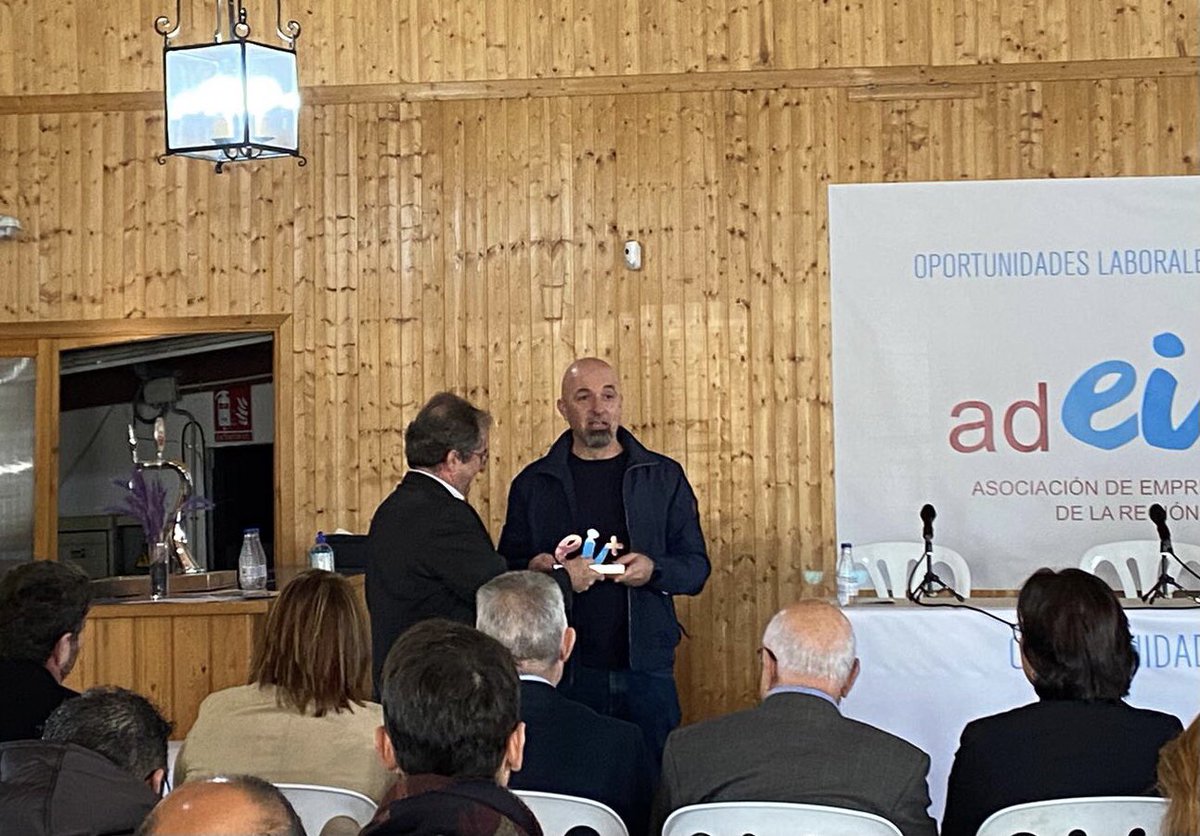 copedeco's tweet photo. Hoy, en en el Encuentro de Empresas de Inserción, organizado por @adeirmur , entrega distinciones a empresas socialmente responsables con las empresas de inserción. Nuestra felicitación a todas y especialmente a #DHL y a @SEUR https://t.co/Tktx9FTyTz
