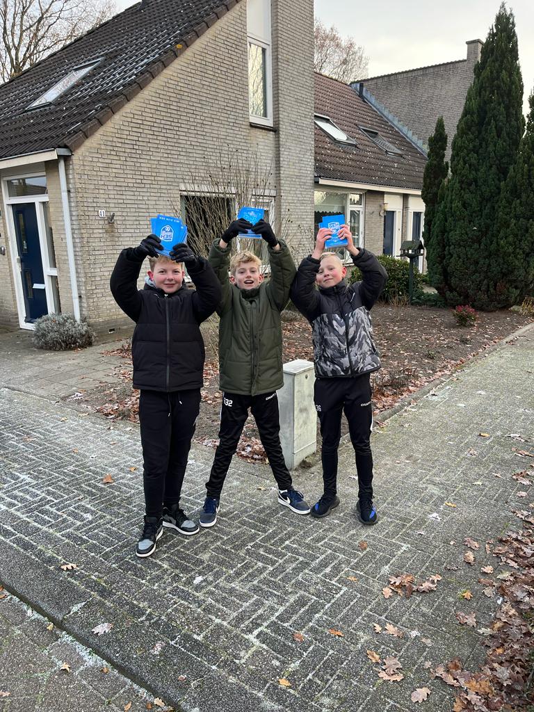 vvSEH's tweet photo. Vouwfolder SEH dit weekend verspreid! Lees meer @ https://t.co/0LCCqECSi1 #trots #vouwfolder #pr #metkerstgroet #huisaanhuis #heerde #wijzijnseh https://t.co/ySHfNVsO2b
