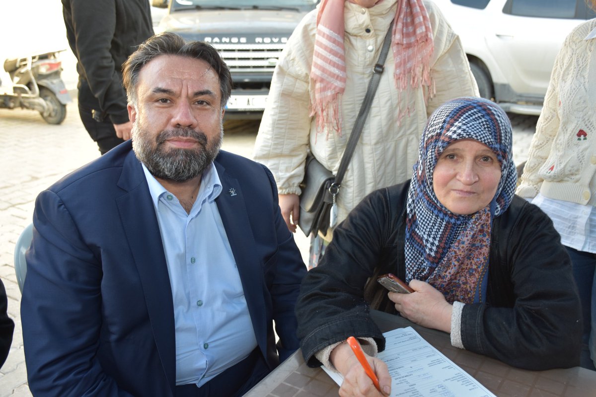 Karizma Pazarımızda hemşehrilerimizle bir araya gelerek hasbihal edip gönüllerimizi bir eyledik. Karesi Gençlik Kollarımızın gerçekleştirmiş olduğu üye çalışması programına katılarak kendilerine kolaylıklar diledik. Biz birlikte büyük bir aileyiz elhamdülillah