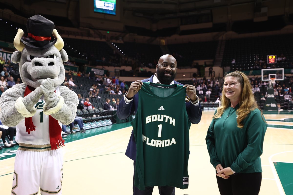 USFAthletics's tweet photo. Appreciate having The Gentlemen's Course at last night's @USFMBB game.

Thank you for all you do for the Tampa Bay community to make the work around us a better and happier place.

#HornsUp 🤘  | #BullsGiveback https://t.co/PShiA1cDkr
