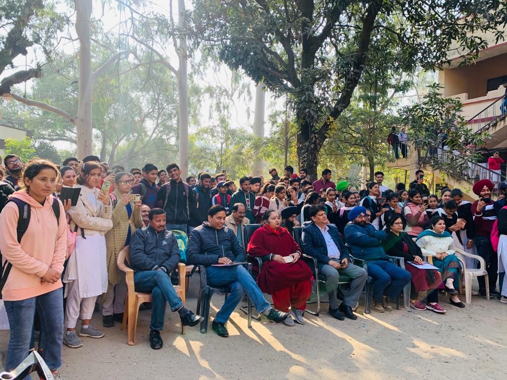 DiprKathua's tweet image. DIPR Kathua organises Nukad Natak to sensitise college students about Govt’s online services

The theme of the Nukad Natak was &apos;e-services; making #governance accessible and easy&apos;
@diprjk @infjammu @districtadmkat1 @Divcomjammu  @gdckathua @ITD_GoJK @JandKeGovAgency @DARPG_GoI