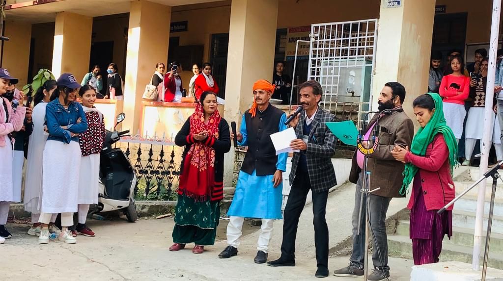 DiprKathua's tweet image. DIPR Kathua organises Nukad Natak to sensitise college students about Govt’s online services

The theme of the Nukad Natak was &apos;e-services; making #governance accessible and easy&apos;
@diprjk @infjammu @districtadmkat1 @Divcomjammu  @gdckathua @ITD_GoJK @JandKeGovAgency @DARPG_GoI