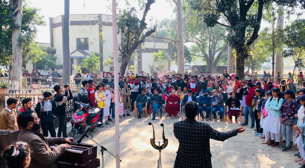 DiprKathua's tweet image. DIPR Kathua organises Nukad Natak to sensitise college students about Govt’s online services

The theme of the Nukad Natak was &apos;e-services; making #governance accessible and easy&apos;
@diprjk @infjammu @districtadmkat1 @Divcomjammu  @gdckathua @ITD_GoJK @JandKeGovAgency @DARPG_GoI