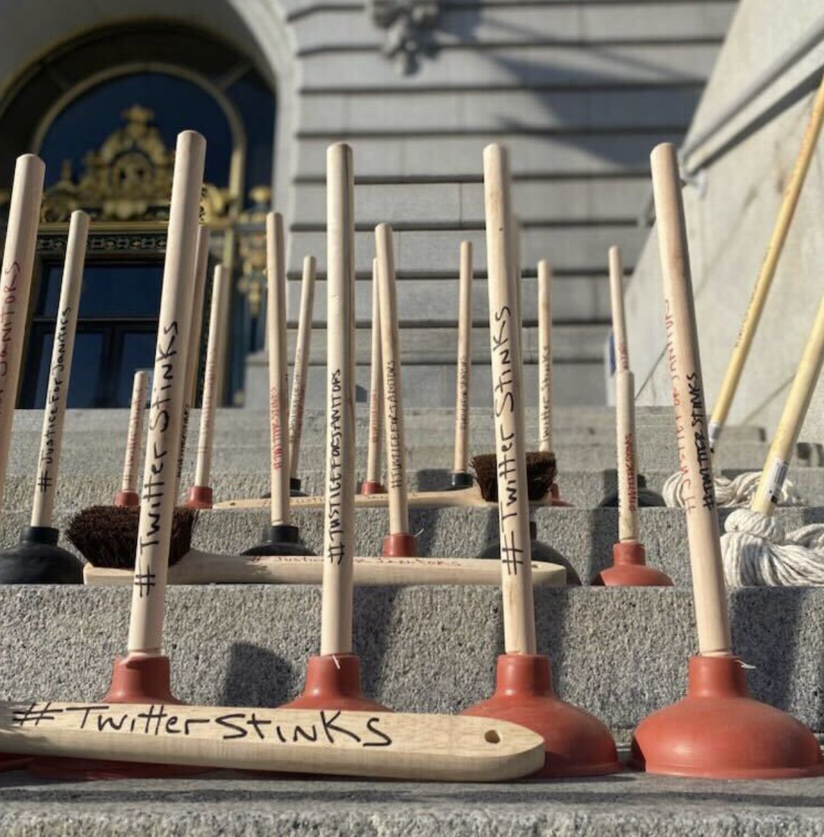 KushthruBlm's tweet photo. Epic.
Elon 'The Grinch' laid off union janitors at #TwitterHQ just before the holidays, so the janitors left something for him.
#TwitterStinks "Truth Social" "Aaron Rupar" Lindell Capitalism Kinzinger Insurrectionists Nazism #GeneralStrike #DemocratsAreDestroyingAmerica https://t.co/pJ9sQkWGSS
