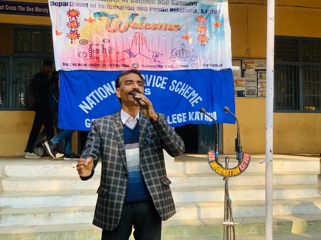 DiprKathua's tweet image. DIPR Kathua organises Nukad Natak to sensitise college students about Govt’s online services

The theme of the Nukad Natak was &apos;e-services; making #governance accessible and easy&apos;
@diprjk @infjammu @districtadmkat1 @Divcomjammu  @gdckathua @ITD_GoJK @JandKeGovAgency @DARPG_GoI