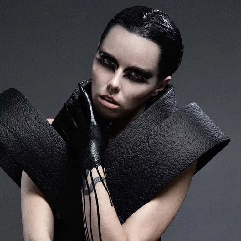 OwnUtopia's tweet photo. A cantora Kerli deu a noticia que seus fãs tanto esperavam e liberou o pré-save de seu novo single, ainda sem nome, que será lançado no dia 27 de Janeiro. 🖤 https://t.co/FYThDDbdr2
Esse será seu primeiro lançamento desde o #ShadowWorks, de 2019 — e ela promete muitas novidades. https://t.co/DDMIzdy8Kd