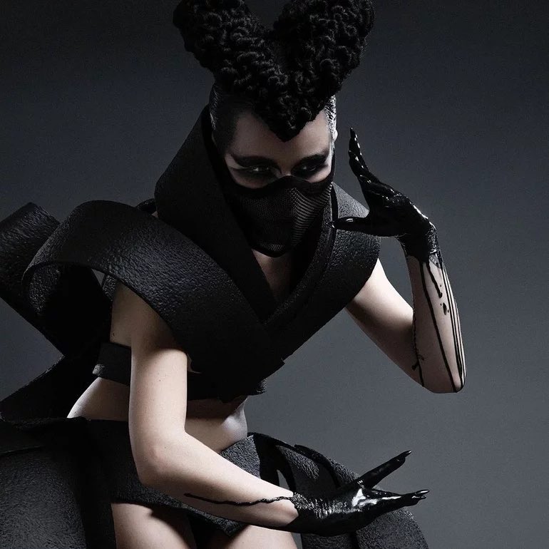 OwnUtopia's tweet photo. A cantora Kerli deu a noticia que seus fãs tanto esperavam e liberou o pré-save de seu novo single, ainda sem nome, que será lançado no dia 27 de Janeiro. 🖤 https://t.co/FYThDDbdr2
Esse será seu primeiro lançamento desde o #ShadowWorks, de 2019 — e ela promete muitas novidades. https://t.co/DDMIzdy8Kd