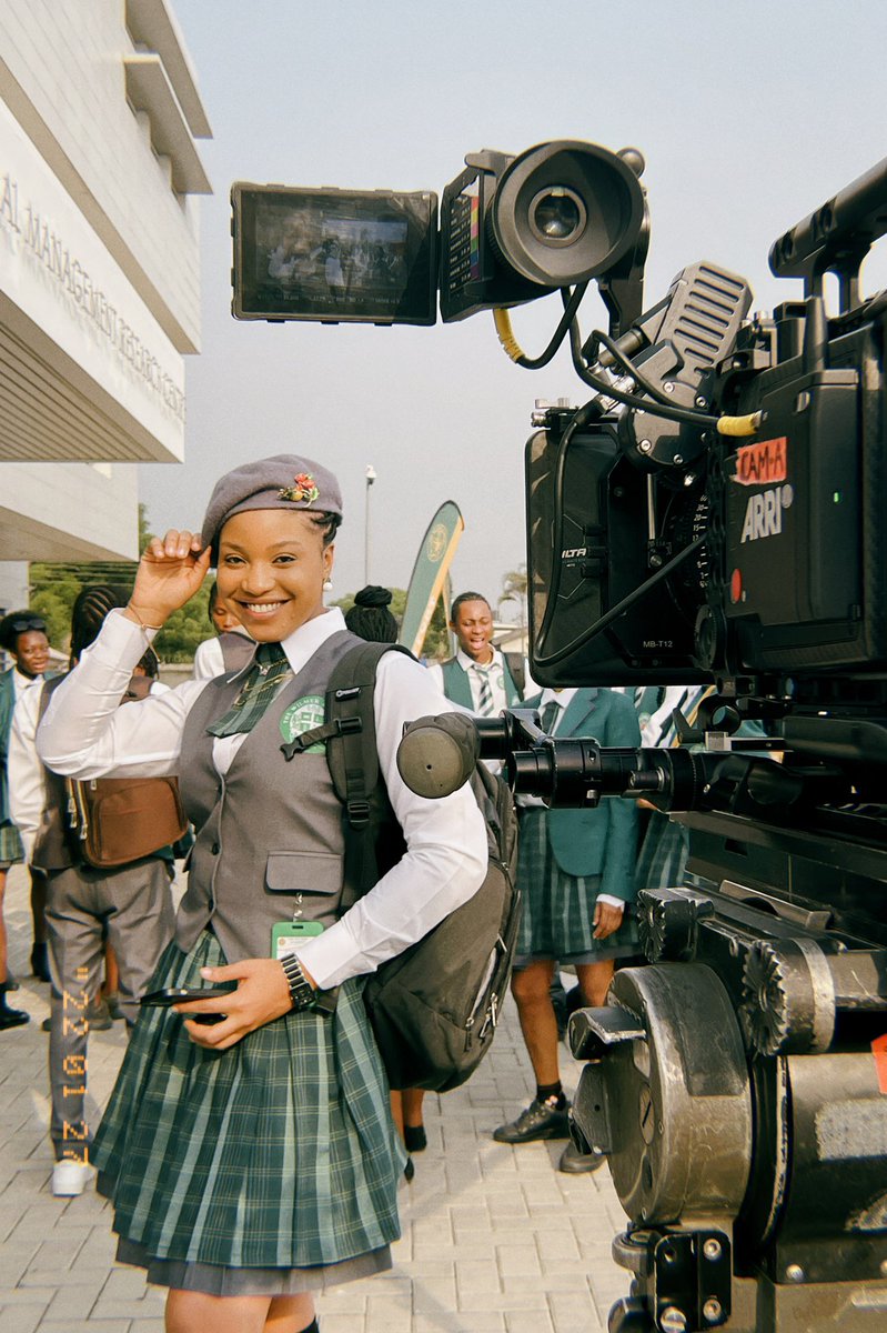 Rubyokezie's tweet photo. Hey fam ,Ruby Okezie here 
i played the evil best friend Nnenna in #FarFromHome 
I enjoyed being Nnenna although Ruby is nothing like her 😂 

Team Nnenna please gather here💚🚀
 O ti lo ! 
#Nnenna #farfromhomenetflix 
@NetflixNaija @InkblotPresents https://t.co/pYxMXX2nzB