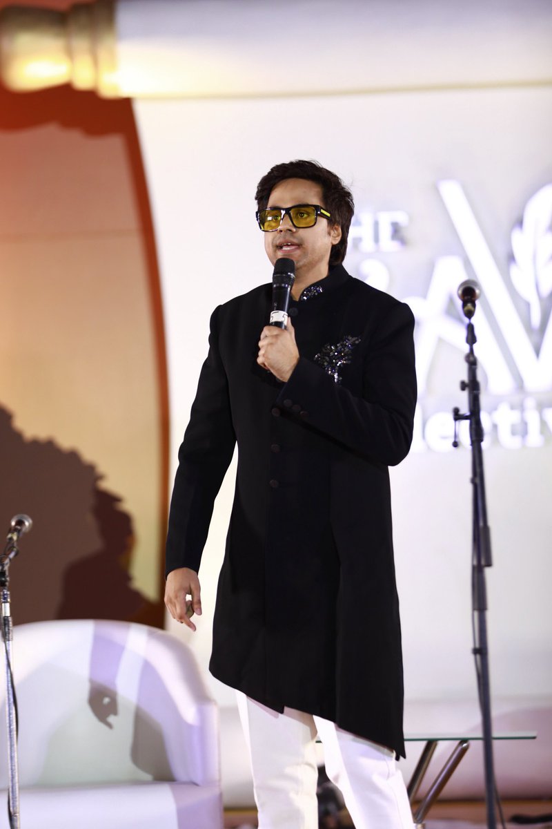 RedFMIndia's tweet photo. "Ye shaam mastani, madhosh kiye jaye"

RJ Raunac a.k.a Red FM ka Bauaa welcomes the incredible poets on The Kavi Collective Season 3 Stage! 

@DrKumarVishwas @BawraKavi @Kavirohitsharma @kaviyatrishikha @KaviSudeepBhola @nisha_narayanan @rjraunac https://t.co/kMGIAP14FP