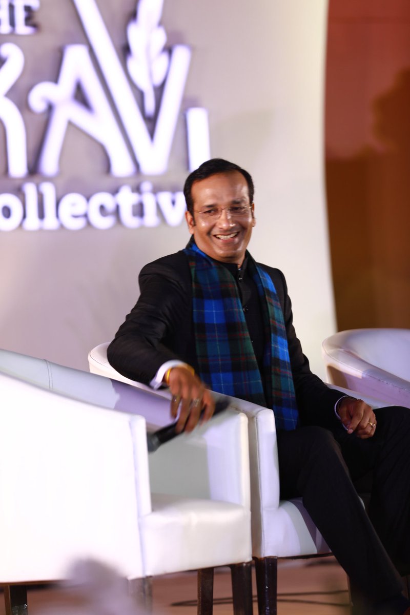 RedFMIndia's tweet photo. "Ye shaam mastani, madhosh kiye jaye"

RJ Raunac a.k.a Red FM ka Bauaa welcomes the incredible poets on The Kavi Collective Season 3 Stage! 

@DrKumarVishwas @BawraKavi @Kavirohitsharma @kaviyatrishikha @KaviSudeepBhola @nisha_narayanan @rjraunac https://t.co/kMGIAP14FP