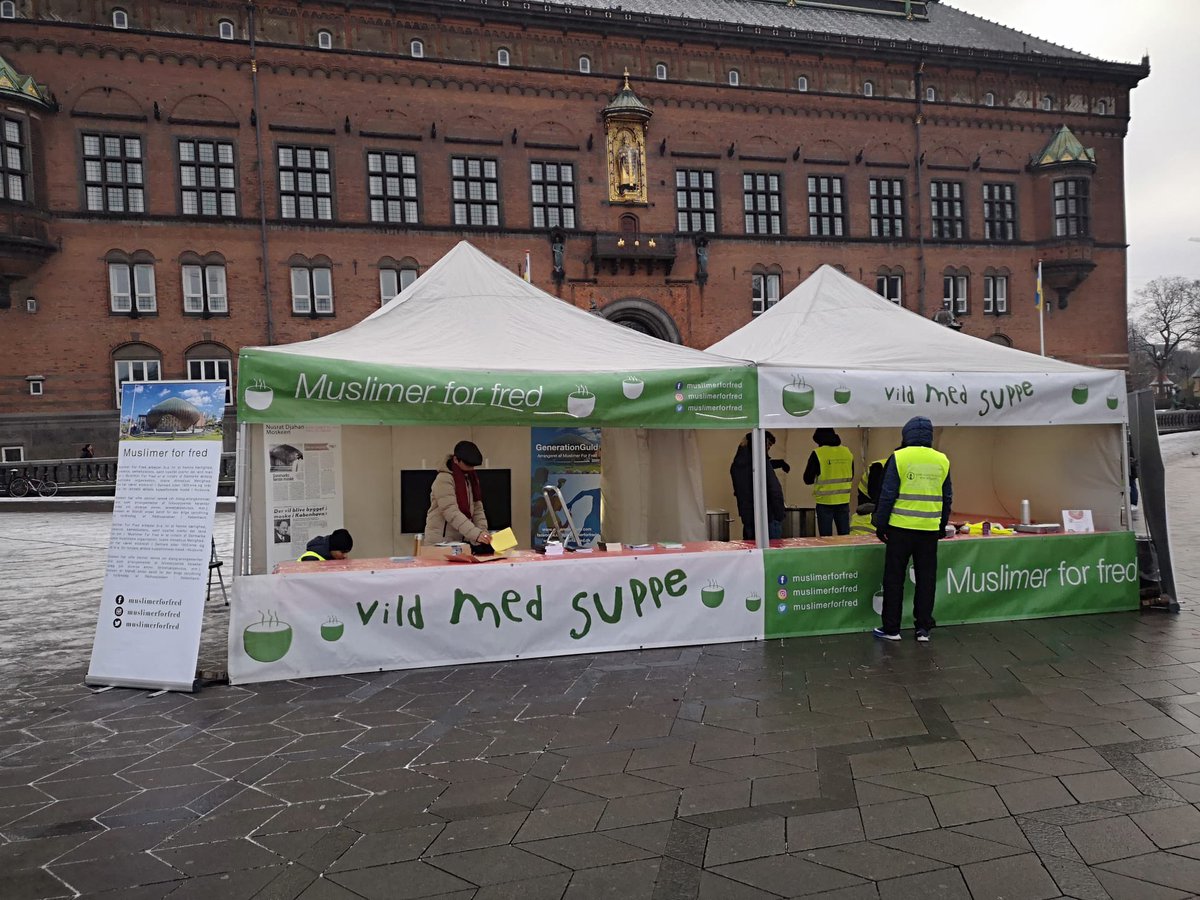 generationguld's tweet photo. Frivillige fra #generationguld har været klar med suppe, risengrød og kærlighed

#kærlighedtilallehadtlingen
#vildmedsuppe
#love4all
#muslimerforfred
#godjul
#godtnytår https://t.co/hst8fBKl69