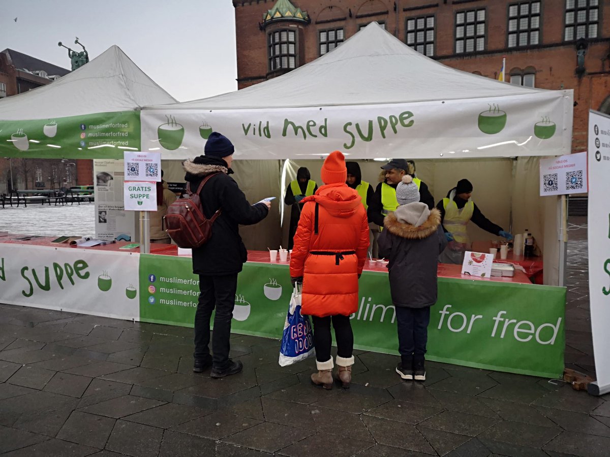 generationguld's tweet photo. Frivillige fra #generationguld har været klar med suppe, risengrød og kærlighed

#kærlighedtilallehadtlingen
#vildmedsuppe
#love4all
#muslimerforfred
#godjul
#godtnytår https://t.co/hst8fBKl69