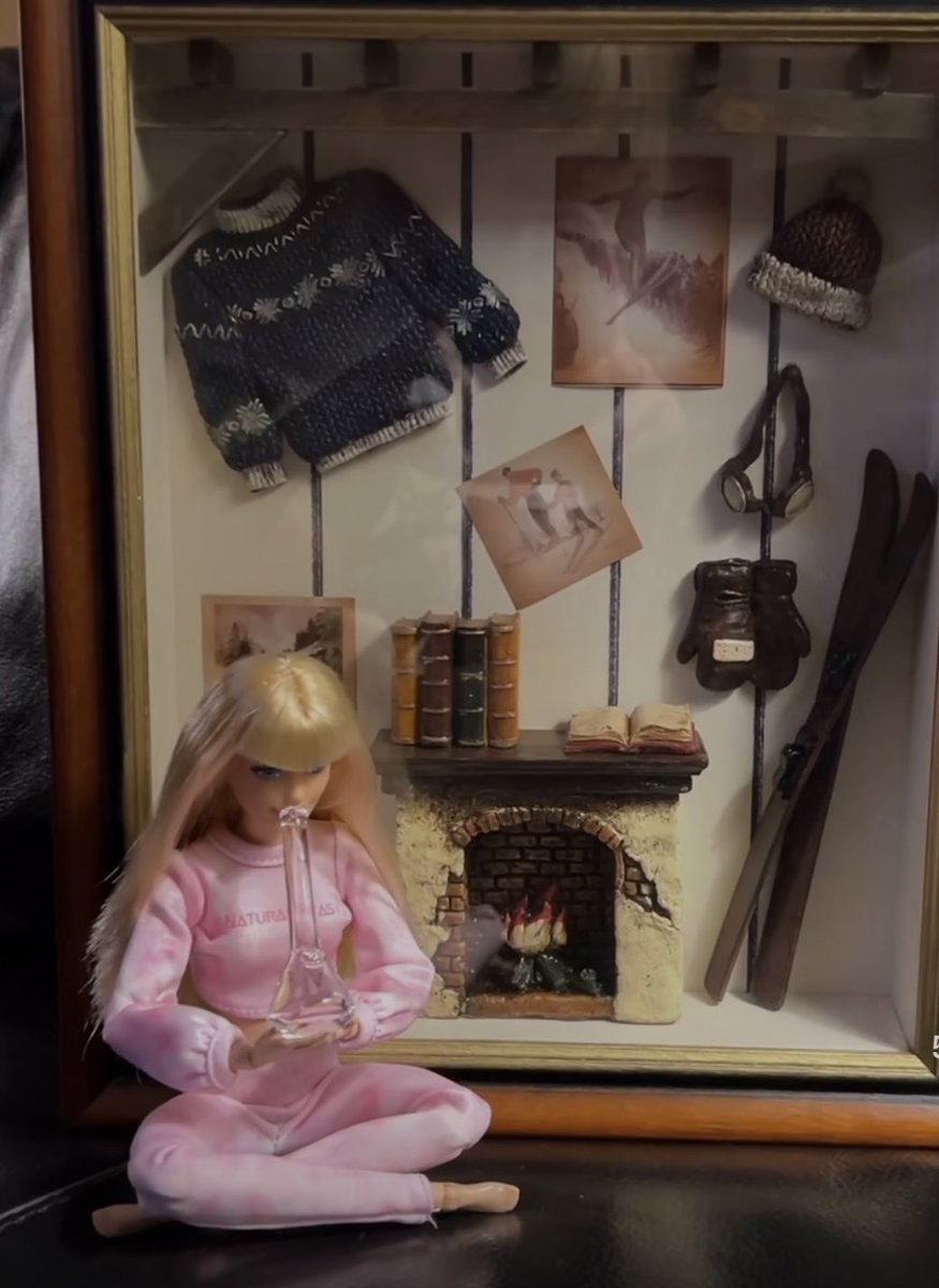 nochillhunty's tweet photo. Taylor writing folklore https://t.co/qdrchgJstp