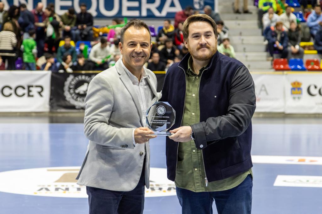 Anefs's tweet photo. En el día de ayer @tetefutsal10 recibió de manos de nuestro responsable jurídico @aalcaide92 el  premio a mejor entrenador del año en 2ª División de la temporada pasada, elegido por todos los entrenadores/as de @Anefs
Muchas gracias a @UMAAntequera por el trato y cariño club 🔝 https://t.co/WONCS1ybr9
