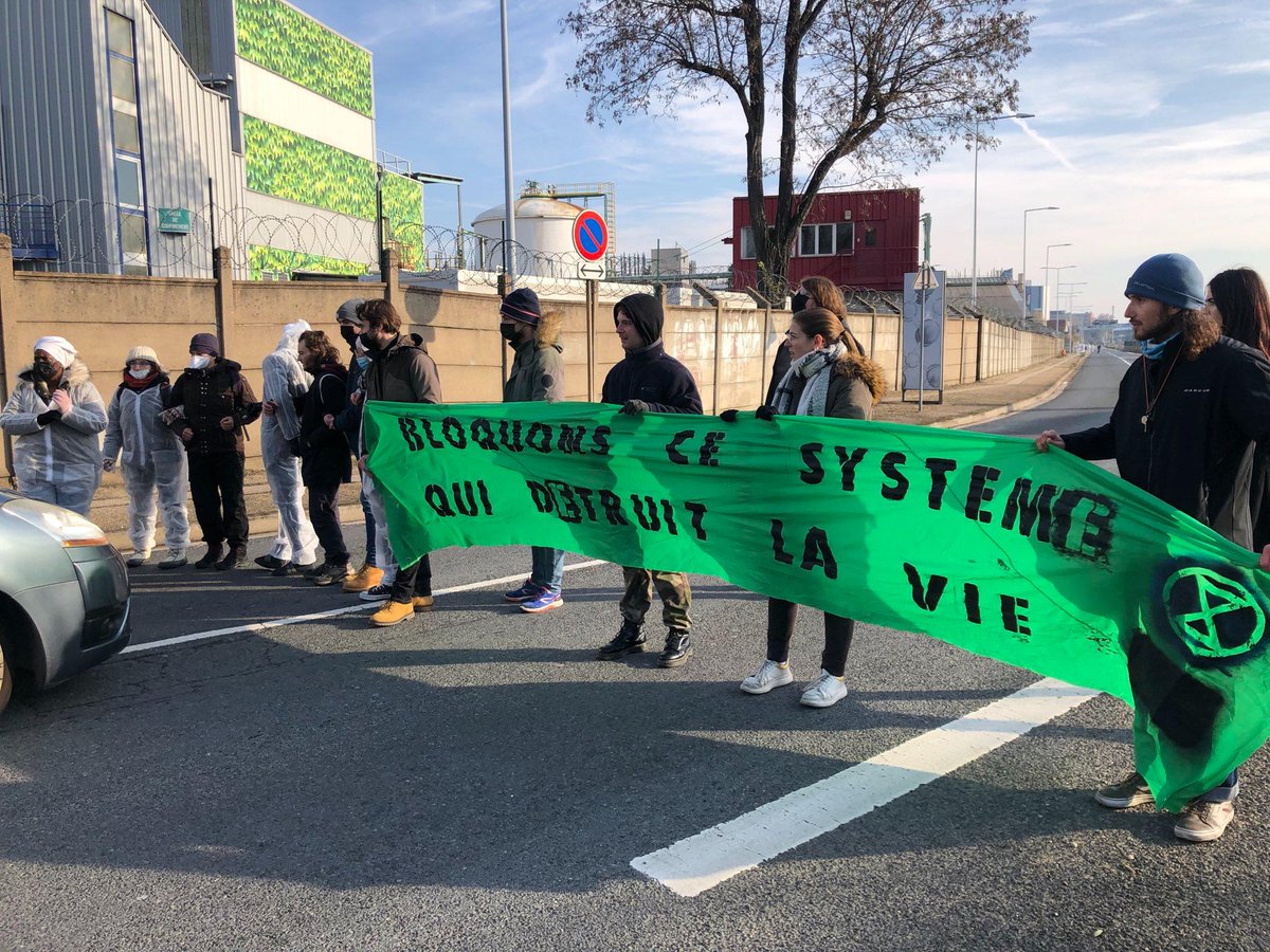 <a href="/Arkema_fr/">Arkema France</a> Plusieurs activistes Non Violent·e·s (si il faut le rappeler)  de <a href="/xr_lyon/">Extinction Rebellion Lyon</a> sont en Garde À Vue pour l'action contre #Arkema et ses polluants éternels.

Soutien à elleux 💪
