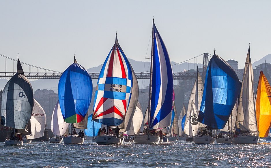 RCMARSC's tweet photo. 🐔⛵️100 barcos reeditaron una mágica imagen bajo el Puente Colgante en la clásica Regata del Gallo-Hyundai.
Se impusieron el ‘Maitena’ de Mikel Emaldi en la clase Regata y el ‘Fingolfin’ de Gonzalo Chávarri entre los J80.
#RCMARSC
#Hyundai #Hyunbisa
#RegatadelGallo https://t.co/WXdWtY94xJ