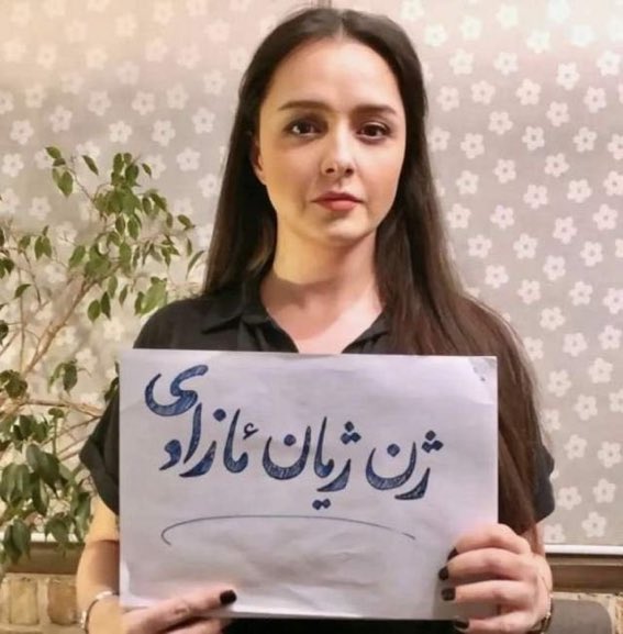 #TaranehAlidousti, an Iranian actress, has just been arrested by the regime.

She had joined Iranian people’s movement against the regime by posing unveiled and carrying a placard that said “#WomenLifeFreedom”, the slogans of the #IranRevoIution