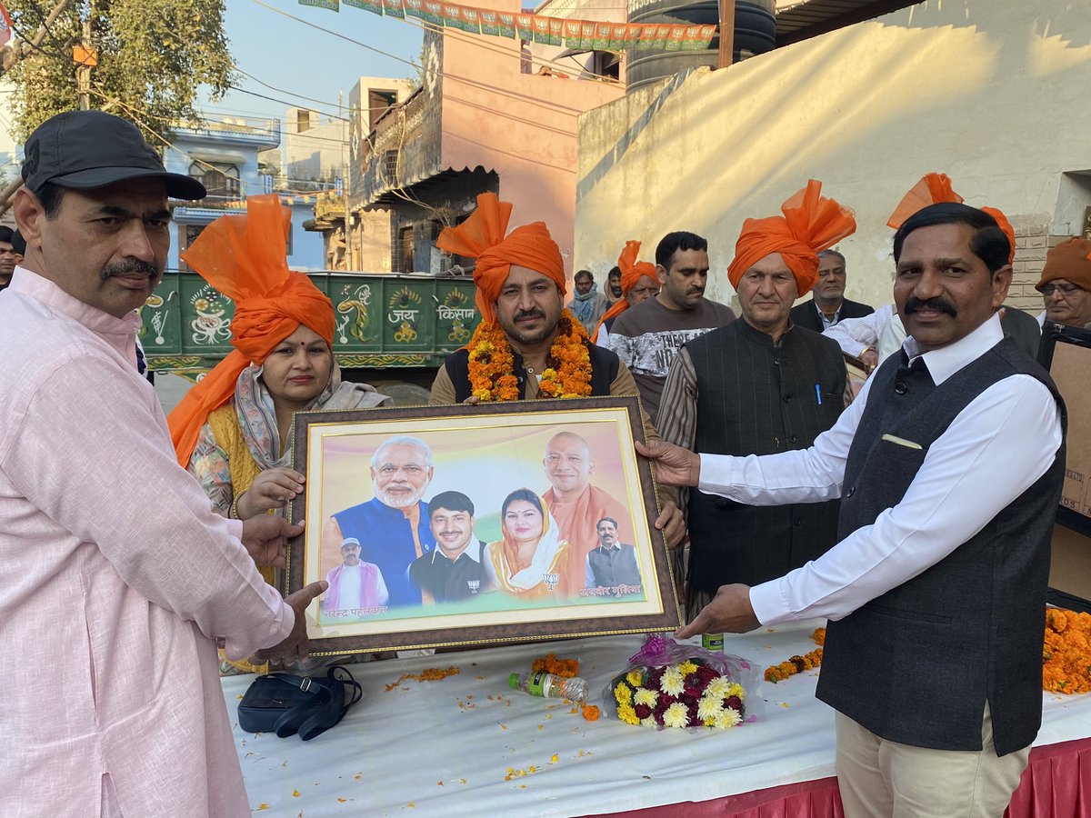 bhaipawanrathi's tweet photo. नजफगढ़ में भाई नरेंद्र पहलवान जी द्वारा आयोजित निर्वाचित निगम पार्षदों में नीलम कृष्ण पहलवान , देवेंद्र डबास ( बाँके पहलवान ) व अमित खरखडी द्वारा स्वागत समारोह में गणमान्य व्यक्तियों अभिनंदन स्वीकार किया।
#pawanrathi
#sushmarathee https://t.co/GDPgnjHjOC