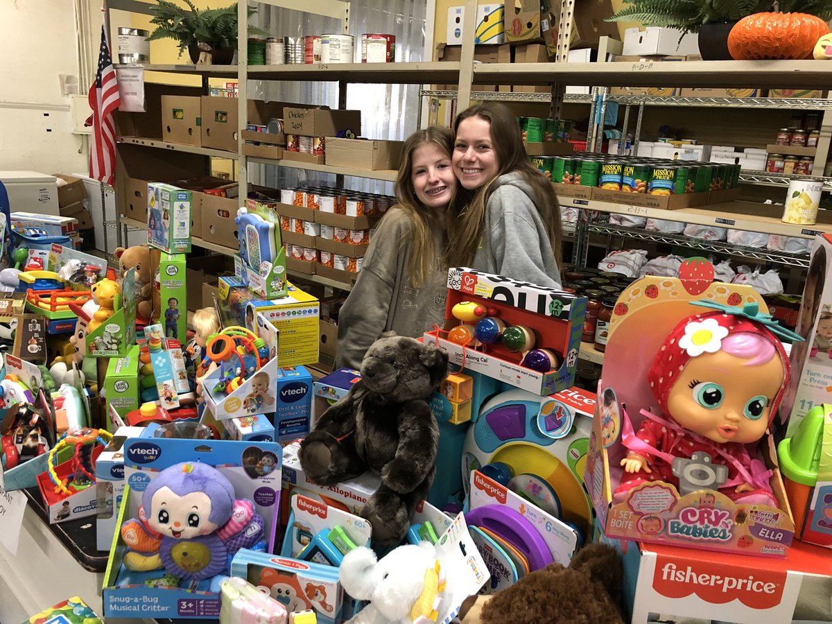Organized and led by Lucy Anderson, members of the #SALT team and athletes from various sports are helping the food pantry this morning with the holiday drive! #GoFoxes #StudentLed
