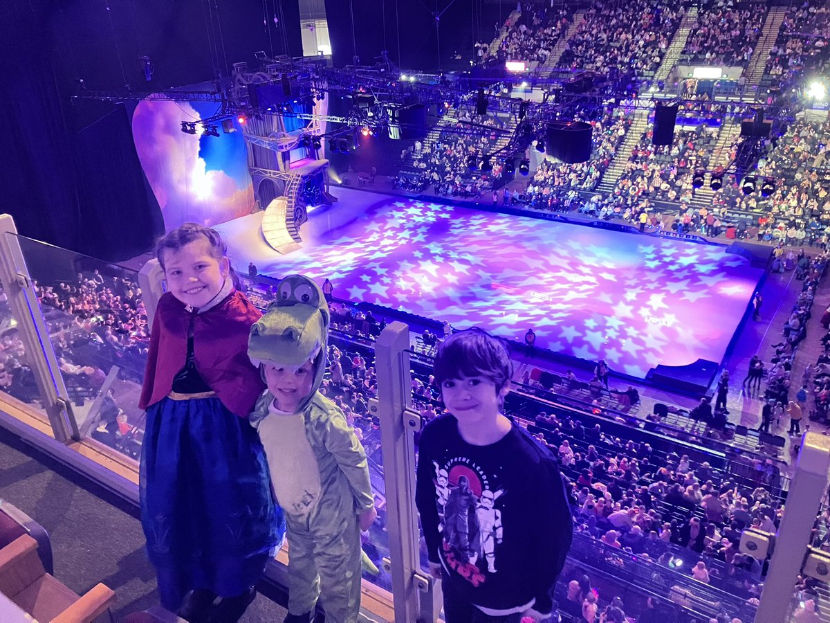 PartridgeSusan's tweet photo. Dreaming Big at Disney on Ice @SheffieldArena #DreamBig. Thank you  @BWellsTrust #Box4Kids https://t.co/KcO4CdAMbp