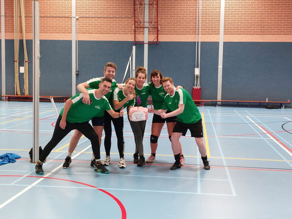 De winnaars van het jaarlijkse KindPunt volleybaltoernooi met dit keer 11 deelnemende teams. Van harte gefeliciteerd  Kompas 1