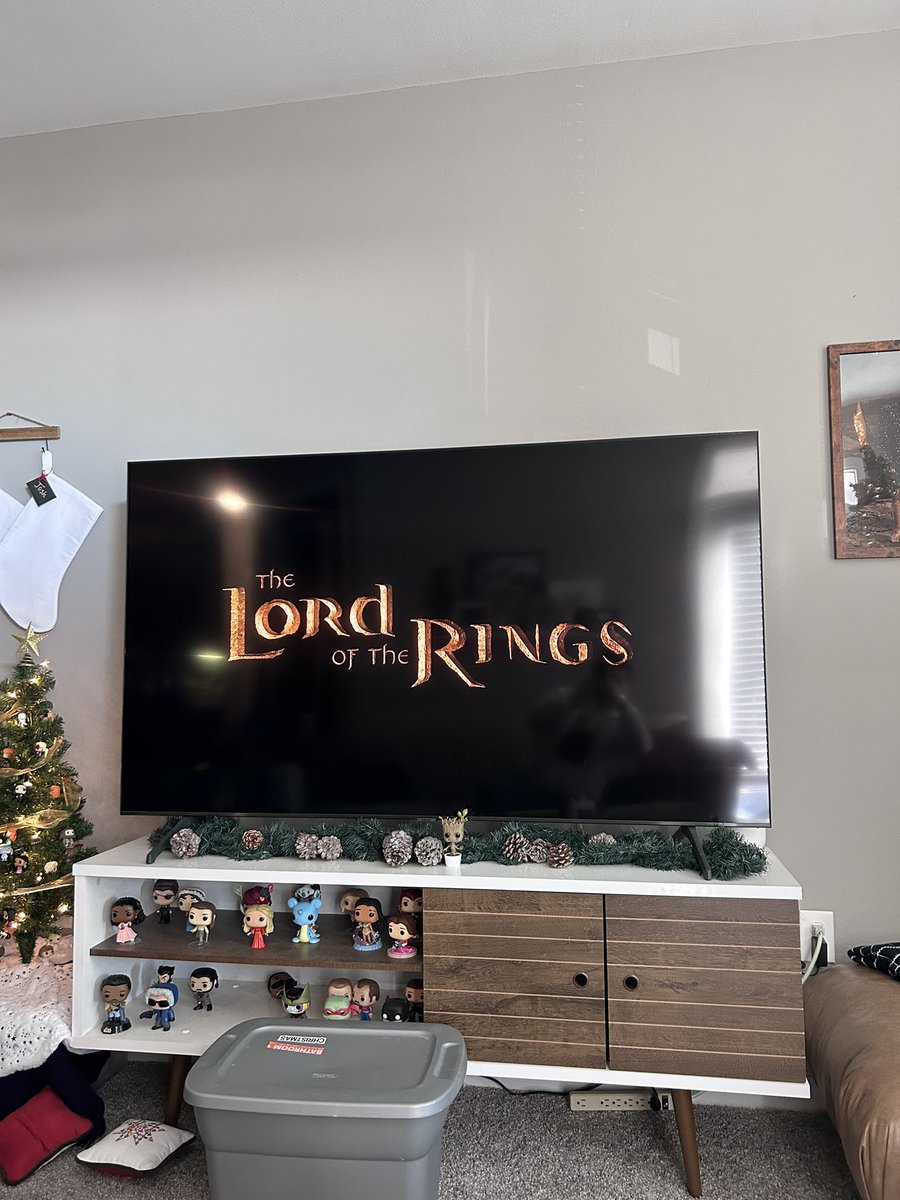 raineypro's tweet photo. Every year around Christmas time, I watch all 3 extended edition #LOTR in one day. A game filled with so much happiness as we watch the greatest trilogy ever made, while eating great food and playing some games❤️

This is my 10th year doing this, 3rd with my wife😮‍💨 https://t.co/hRqDdO4002