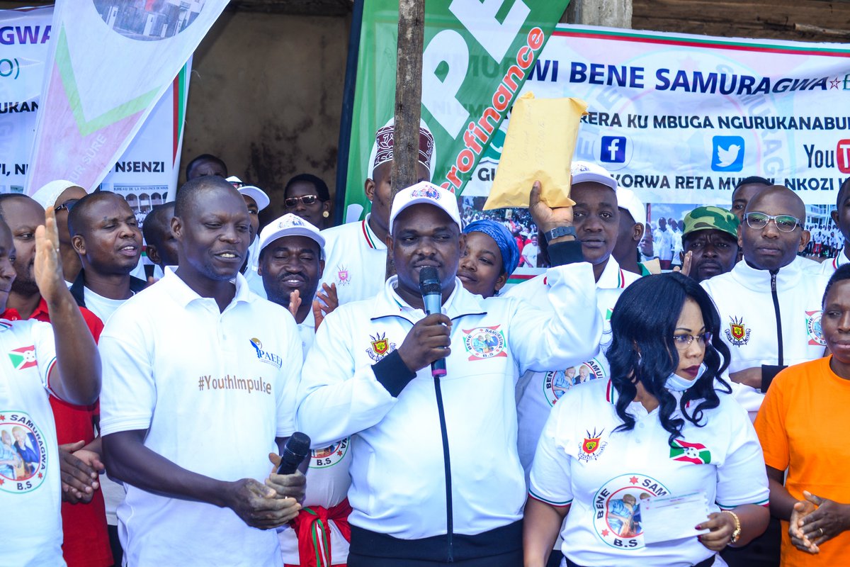Gitega's tweet photo. Umugwi w'#Abenesamuragwa uhejeje gusahiriza Buramatari w'intara ya #Gitega mu bikorwa vyo kwubaka ikibuga c'umupira w'amaboko kiriko c'ubakwa n'abenegigugu,mugutanga imifuko y'isima ya #BUCECO 375, #SOPEC itanga 50, #Turame itanga 60, Ishirahamwe ry'ubwishingizi @BIC ritanga 50. https://t.co/9FnXPHaJo3