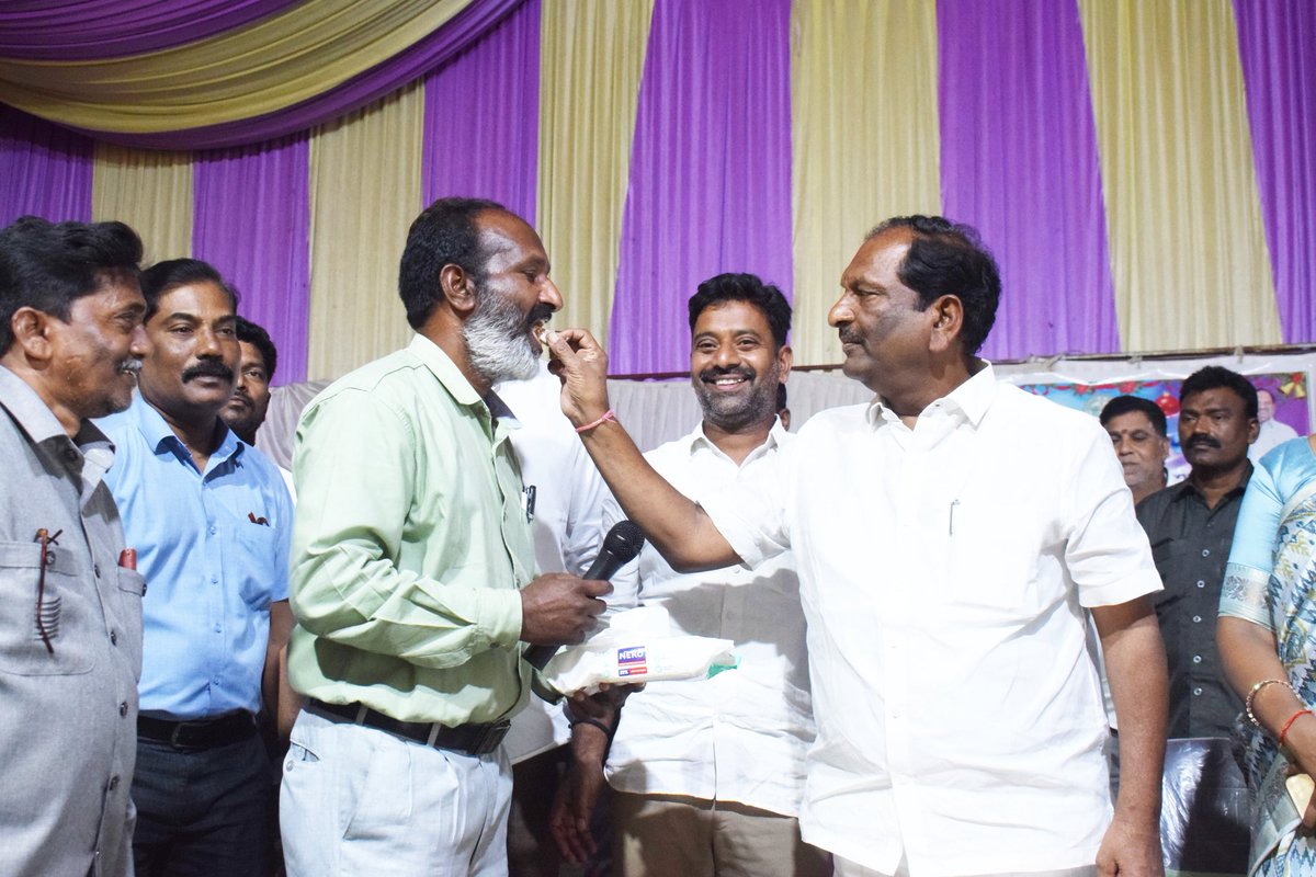Koppulaeshwar1's tweet photo. వెల్గటూర్ మండలం SR హ లో ధర్మపురి నియోజకవర్గంలోని క్రైస్తవ కుటుంబాలకు గిఫ్ట్��� ప్యాక్‌ ను పంపిణీ చేయడం జరిగింది. @TelanganaCMO @BRSparty @KTRTRS @trsharish https://t.co/dCcqsehGYn