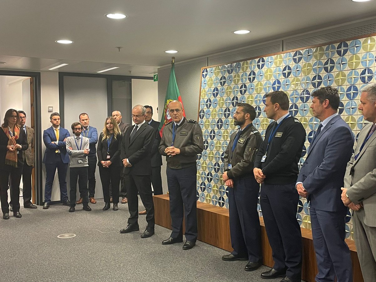 DelPortugalNATO's tweet photo. Depois de uma interrupção forçada pela pandemia, retomámos, na #DELNATO e #MilRep, o lanche de natal com os funcionários #portugueses na NATO.
Um momento propício para confraternizarmos e agradecermos aos colegas a excelente imagem de 🇵🇹 que projetam na NATO. Muito obrigado! https://t.co/SbnIaR72Ob