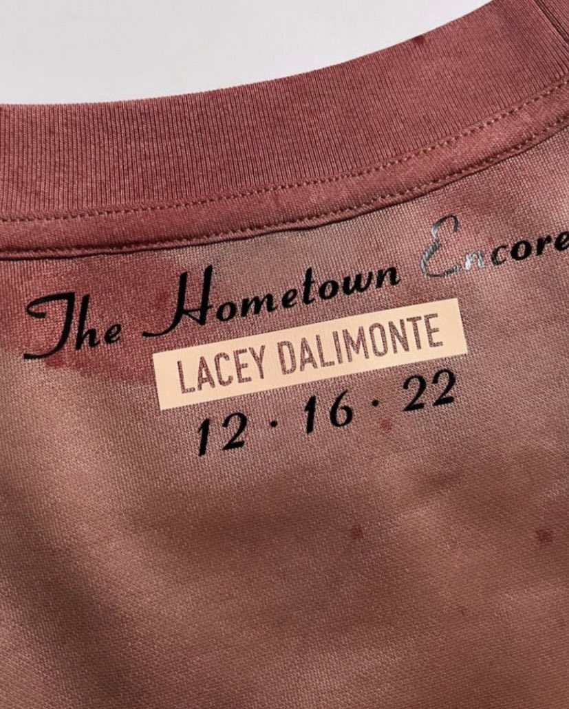 billieeilishtrs's tweet image. #HTEEncore3: Billie's outfit from last night was a custom-made birthday set which featured pictures from her childhood!

The set was created by Lacey Dalimonte! 🤍