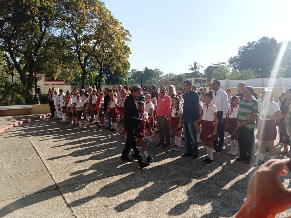 Pura democracia en la Asamblea de #Yara se constituye y se ratifica la candidatura propuesta por la por la comisión municipal.
#Cuba 
<a href="/DiazCanelB/">Miguel Díaz-Canel Bermúdez</a> 
<a href="/MMarreroCruz/">Manuel Marrero Cruz</a> 
<a href="/CapoNapoles/">Yanaisi Capó Nápoles</a> 
<a href="/NiurkaAlarcon1/">Niurka Esther Alarcón Gómez</a>