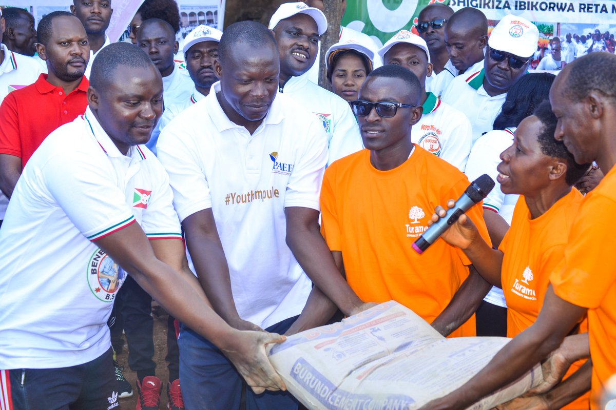 Gitega's tweet photo. Umugwi w'#Abenesamuragwa uhejeje gusahiriza Buramatari w'intara ya #Gitega mu bikorwa vyo kwubaka ikibuga c'umupira w'amaboko kiriko c'ubakwa n'abenegigugu,mugutanga imifuko y'isima ya #BUCECO 375, #SOPEC itanga 50, #Turame itanga 60, Ishirahamwe ry'ubwishingizi @BIC ritanga 50. https://t.co/9FnXPHaJo3